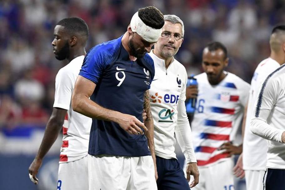 Olivier Giroud si rialza dopo lo scontro con Miazga, la fasciatura applicata dai medici Bleus non è bastata, l&#39;attaccante del Chelsea è stato sostituito.